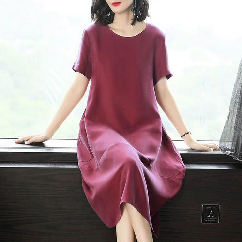 40岁女人这样穿才高雅！“素雅裙＋平鞋”，高贵大方超时尚