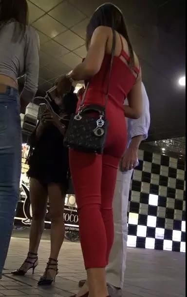 街拍：身体丰满穿连体红裤的美女