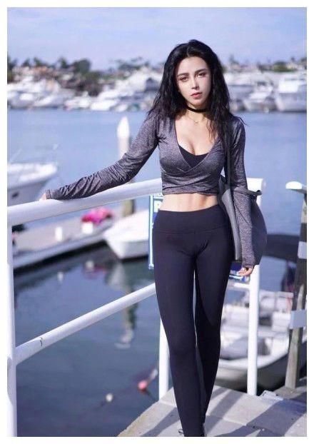 低腰打底裤搭配紧身上衣，穿着真的是太洋气了