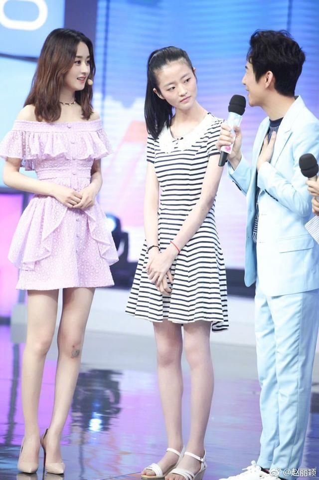 陈乔恩穿3000块牛仔裙依然少女，偏偏撞上赵丽颖，没了PS成这模样