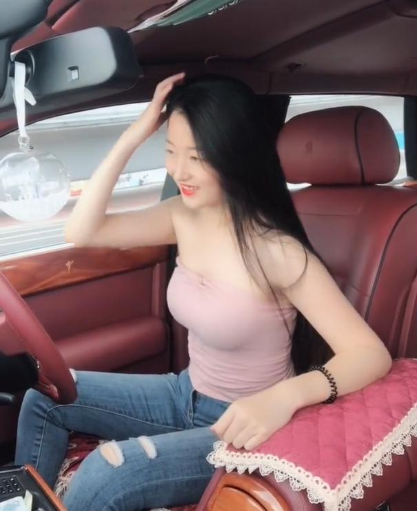 漂亮的女司机，身材好显得异常娇艳
