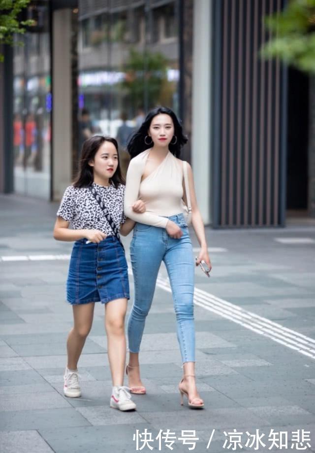 美女|路人街拍:美女穿黑色的T恤,看起来非常的时尚
