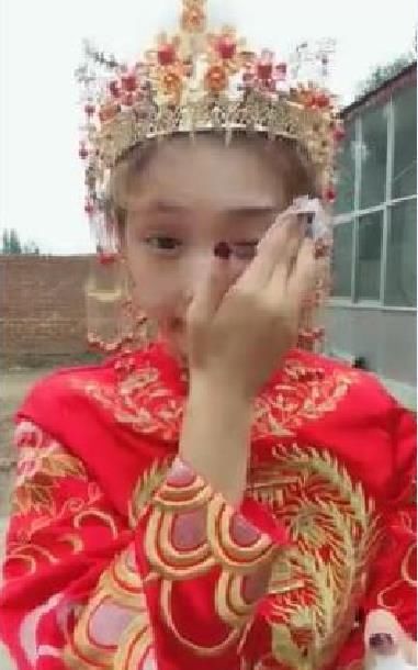 抖音“最美新娘”走红，婚后直播卸妆，接下来的一幕“亮”了！