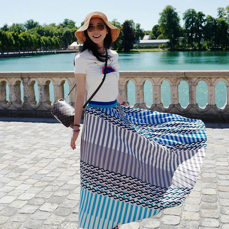 小姨已经40岁，穿了棉麻短裤套装+小白鞋，美的让人移不开眼