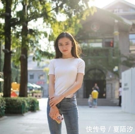 「 脖颈」雪白如玉的脖颈，特别美丽动人，街拍：青春靓丽的小美女