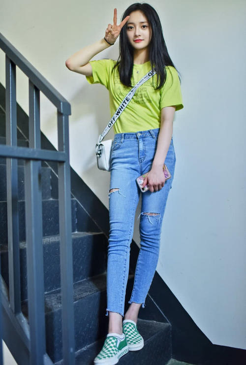 周洁琼穿收腰裙却暴露了缺点,腰部没有一点曲线,还是换衣服吧!