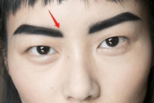  「自查」女人画完眉，咋看咋别扭？可能是这3个细节你没处理好，快自查！