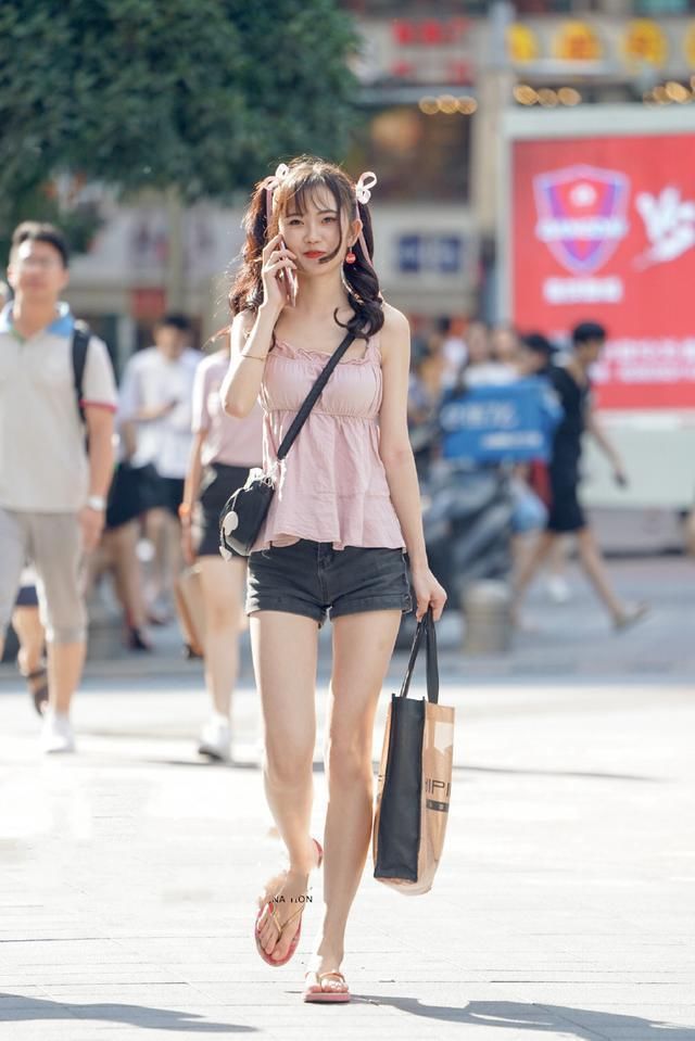 街拍:烈焰红唇加小蛮腰，时尚美女难得一见!