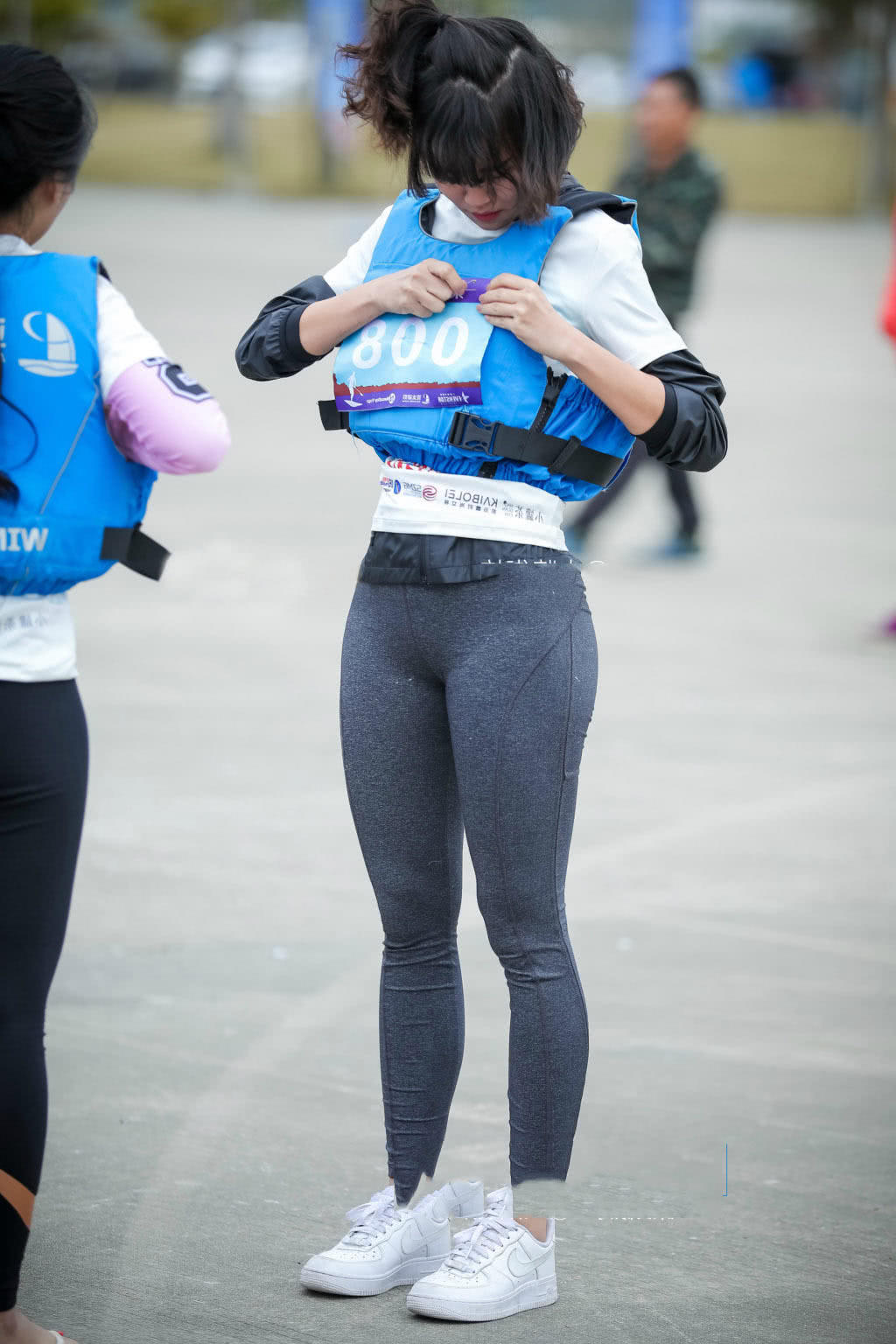 身高1.55小姐姐身穿紧身裤，勾勒饱满曲线，这样的紧身裤丝毫没有