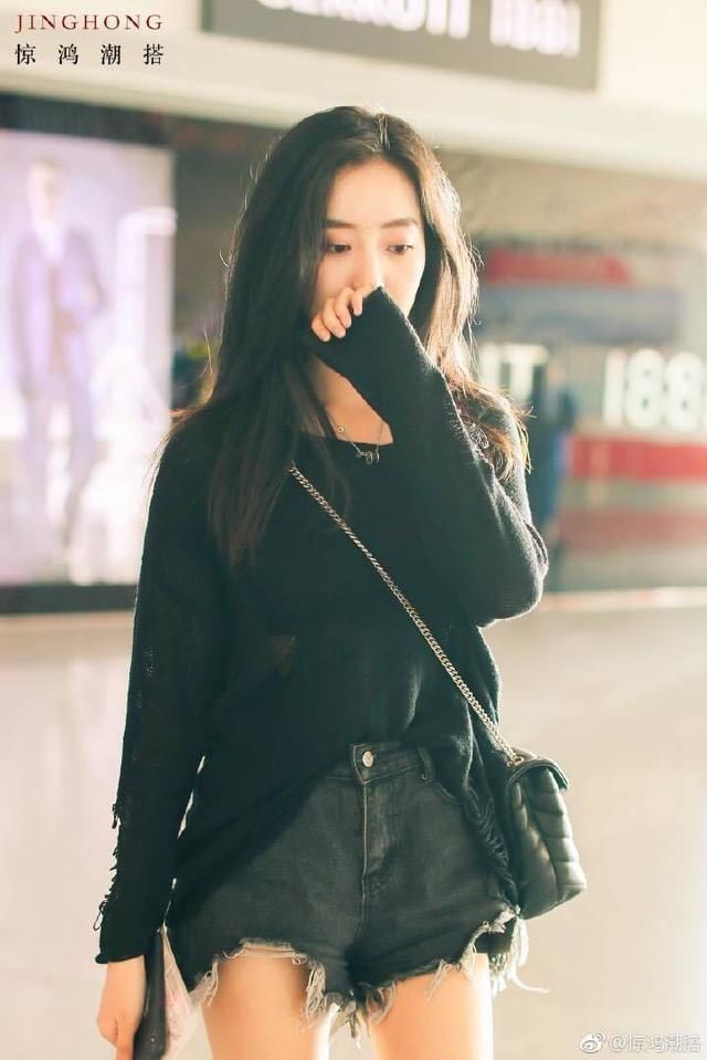 王梓薇非要把短裤扯破，连安全裤都露出来了，腿上的毛太尴尬了