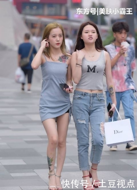  「气质」街拍：精致时尚的高跟凉鞋，衬托出小姐姐的甜美气质