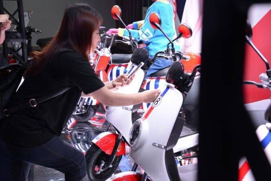 爱玛电动车蓝白红3色玩转英伦风 风靡大半个明星圈