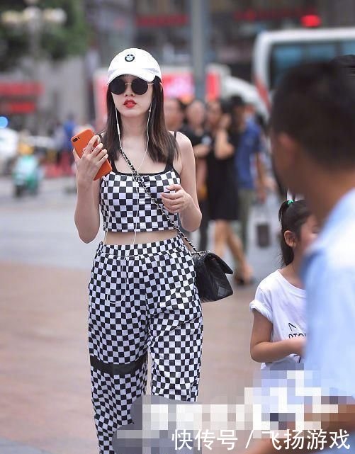 街拍：清纯可人有气质的美女，俏皮活泼看着单纯！