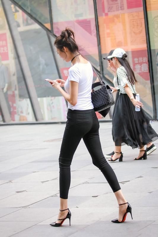 皮皮虾街拍 美女穿红色吊带装 曲线婀娜好身材 给你火辣辣回头率