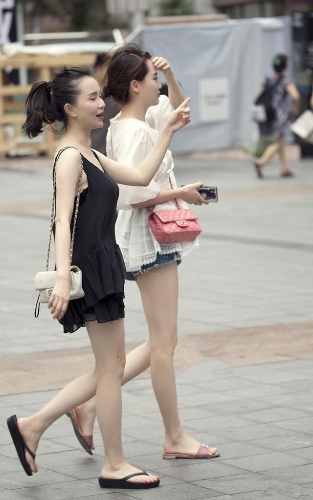路人街拍，夏日的简约连衣裙，成为了街头最美的一道风景!