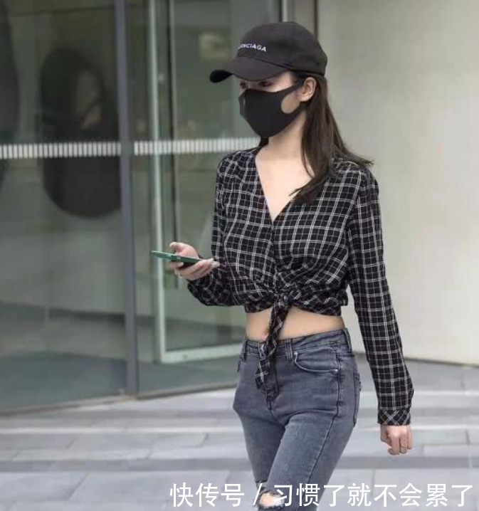 有型又紧致的牛仔裤美女,“筷子腿”看起来够养眼, 舒适也吸睛