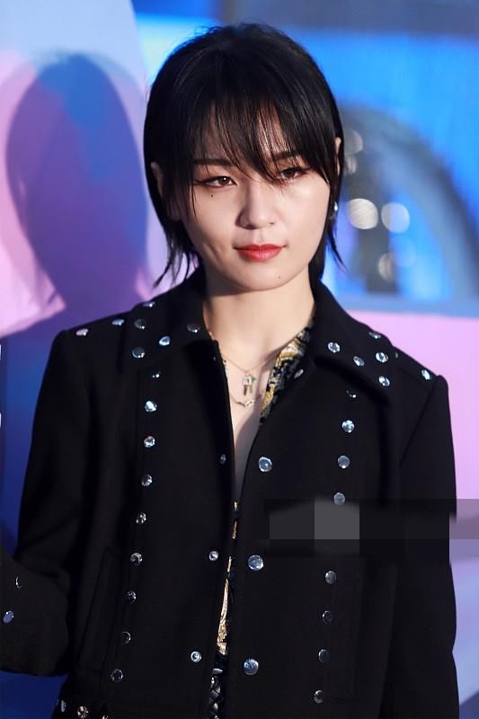 周笔畅出席活动穿裙子女人味十足 减重20斤脸变小身材好