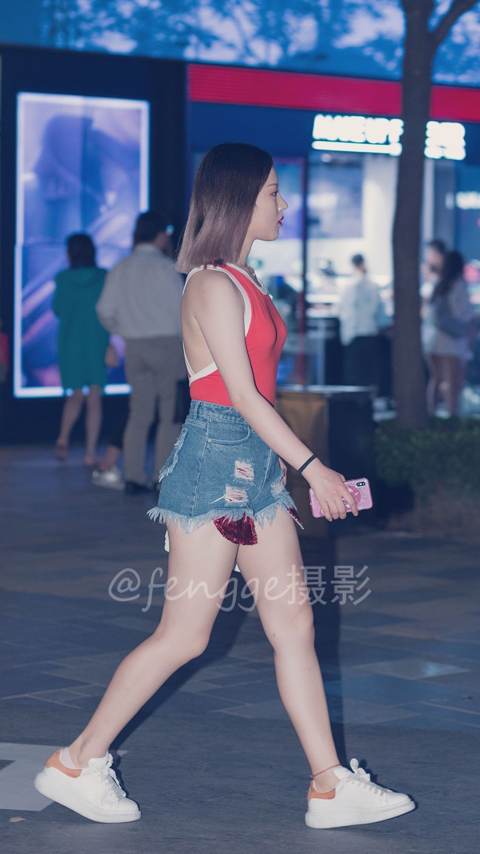 街拍：微胖小美女的红背心、蓝热裤的撞色搭配很吸睛