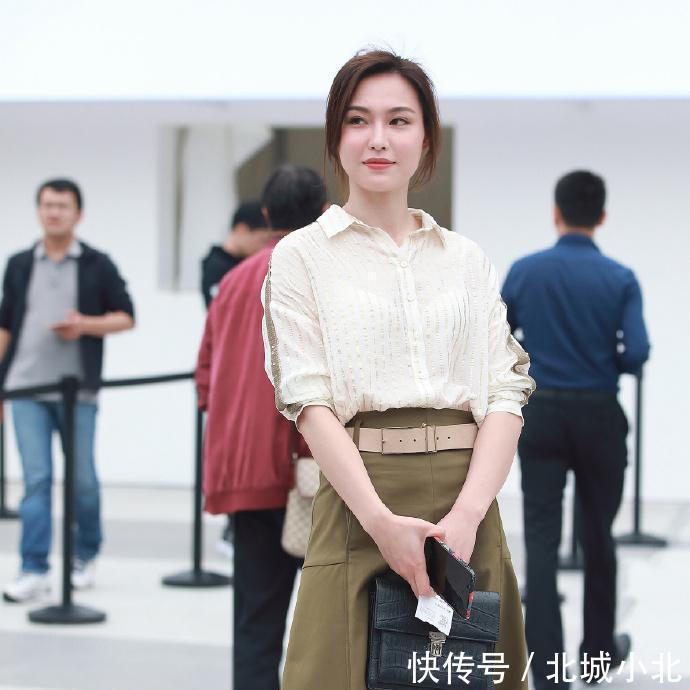  功劳|过了三十岁，还能穿的这么气质，白色衬衫的功劳可不小