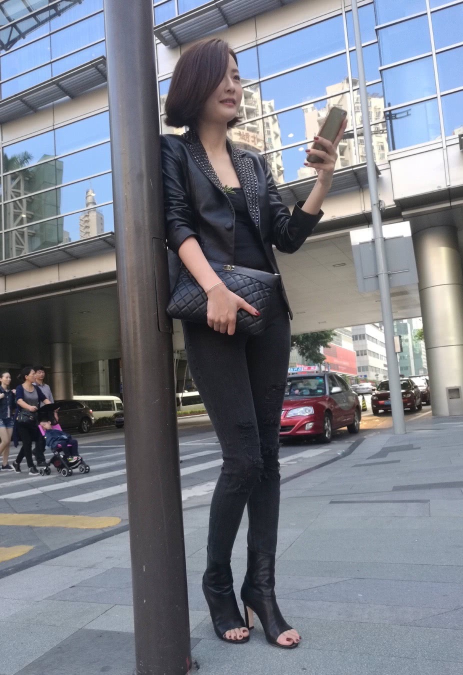 辣妈皮衣搭配牛仔裤曲线凹凸有致，穿高跟鞋带娃很随意，霸气十足