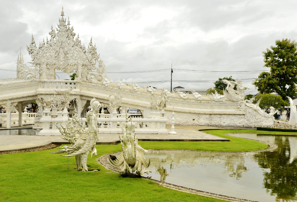 泰国一厕所用“黄金”打造,想如厕得先拖鞋,曾限制中国游客进入