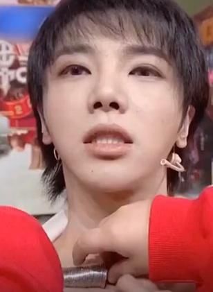  华晨：《王牌对王牌》华晨宇锁骨放32枚硬币怎么做到的？我不配做女生
