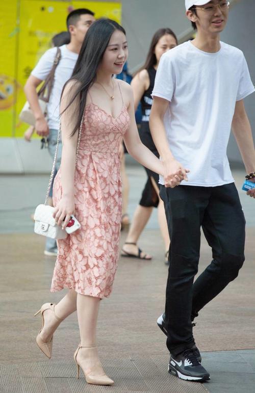 路人街拍，粉红色吊带连衣裙，展示傲人身材，优雅的性感！