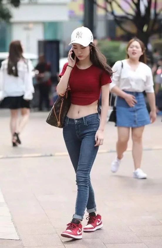 街头偶遇气质小女神，红色紧身T搭配蓝色牛仔裤秀出火辣身材，宅