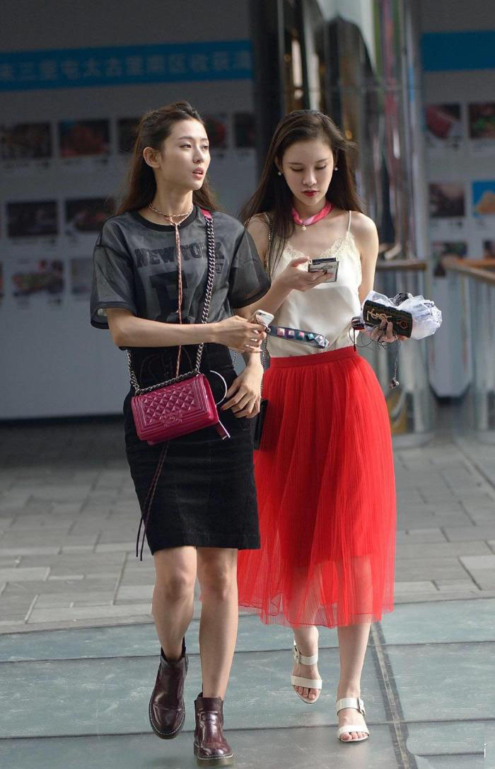 『红色』街拍:讲真的,穿红色裙子的妹子,眼光应该很不错吧?