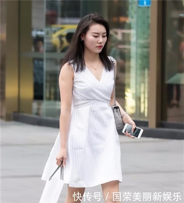 #尽显#白色条纹连衣裙,配黑色凉鞋,简约大气,尽显年轻辣妈的时尚气息