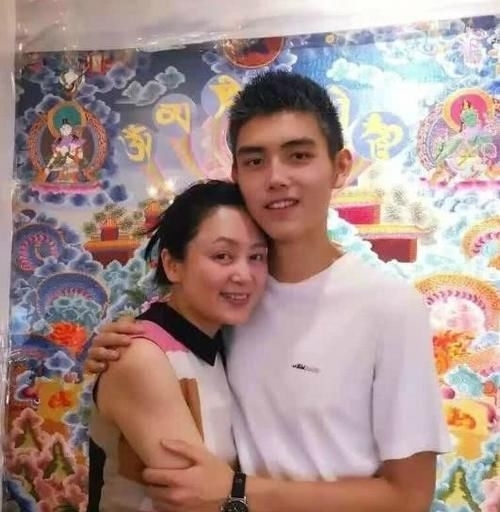『 儿子』无论穿啥都略显疲态,只跟儿子一块时显少女,51岁陈红身材发福