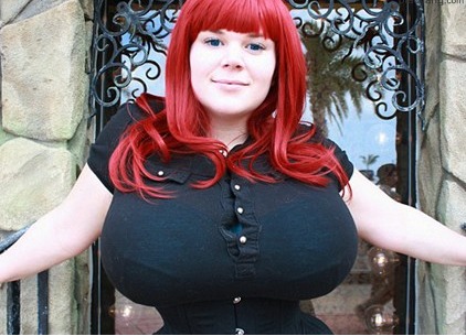 女子痴迷隆胸，三年内动刀多次，如今胸围是腰围的两倍