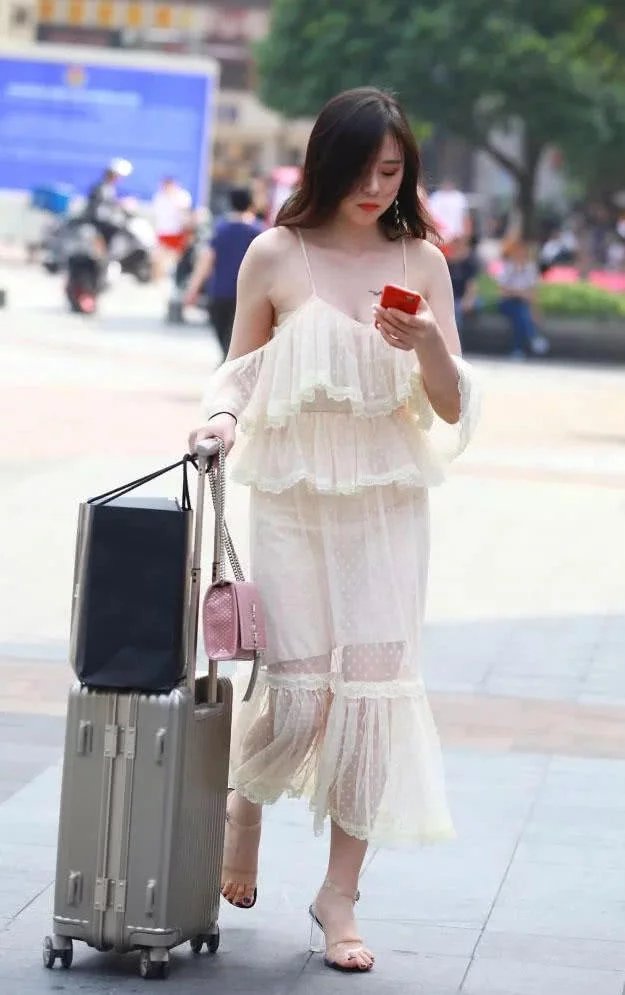 刚放假的大学生小姐姐，露肩吊带波点裙勾勒丰腴上围