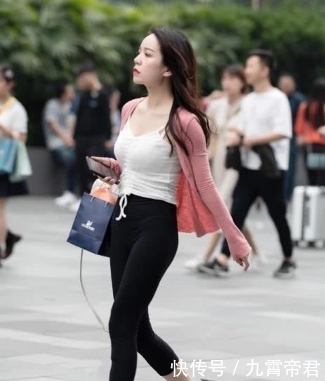  『优雅』街拍：雪肤花貌的小姐姐，一条黑色的吊带连衣裙，时尚优雅女人味
