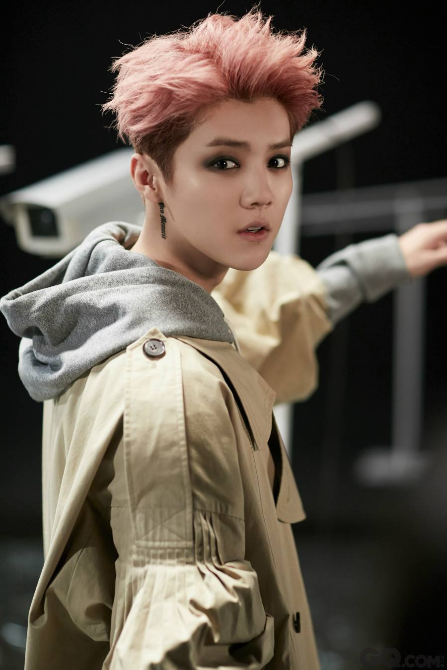 眼妆画到模糊性别，黄子韬为代表的男明星们中了什么毒？