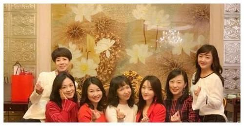  『惊讶』48岁杨钰莹现身机场，素颜的她，容颜让人惊讶