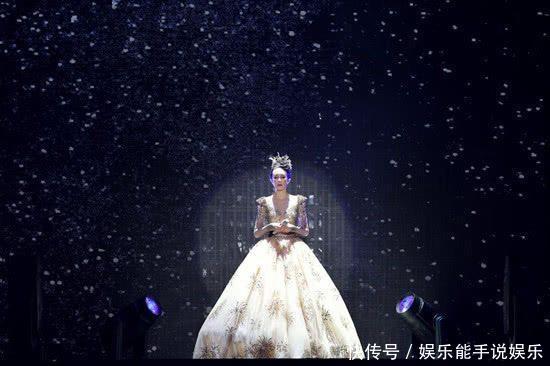 长腿吸睛性感火辣，莫文蔚全身只遮重点，网友：真想去巡演现场！