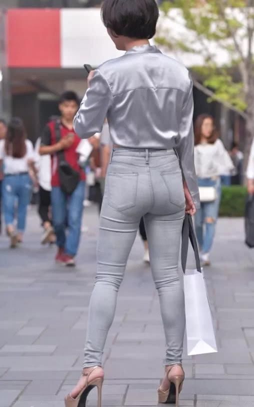  『发型搭配』穿上这种牛仔裤子，给人时尚潮流的品味！