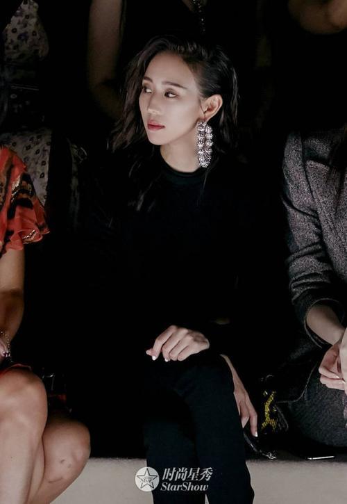 景甜、孟美岐、何穗看秀都能气场全开