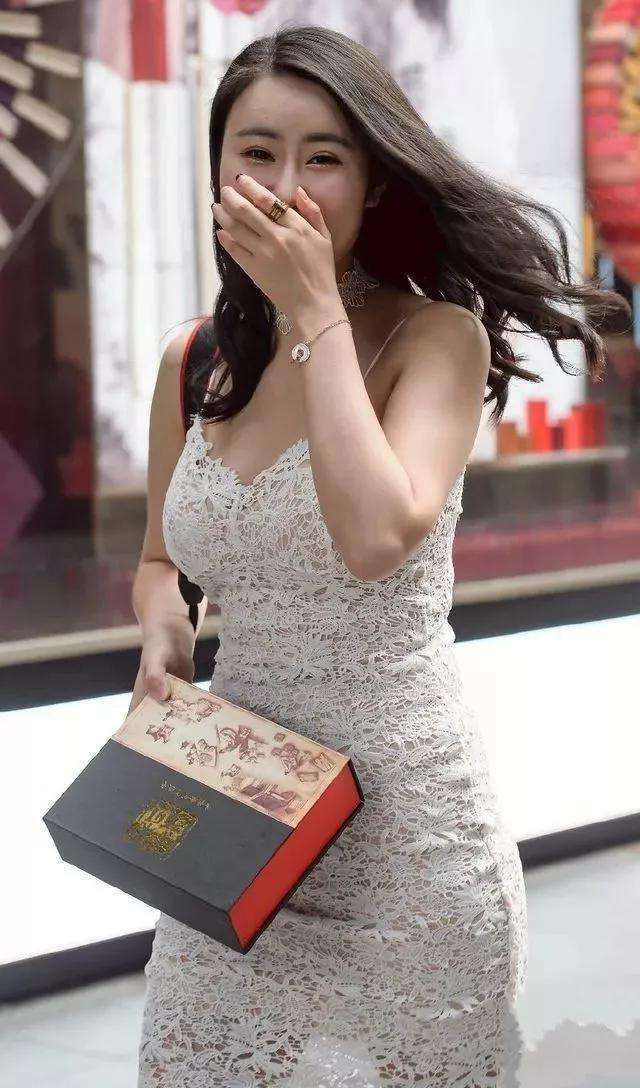 街拍：白色蕾丝包臀裙，显出美女凹凸有致好身材