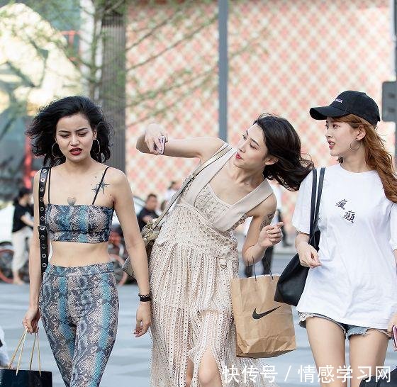 街拍图6这么紧的短裤都塞得进去，勒出紧致腿型，女人味十足