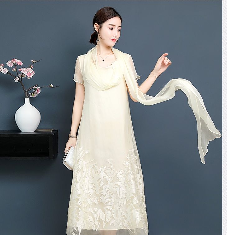 一眼就被表嫂身上“棉绸裙”吸引了，太好看了，找了半天原来在这