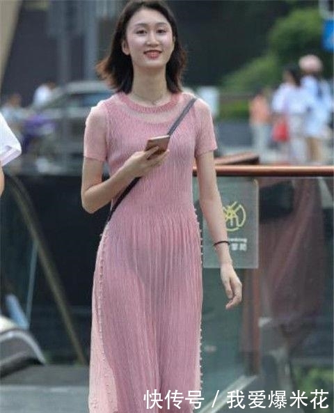  时尚@个性时尚的美女街拍：美女穿上顺滑的，百搭时尚美