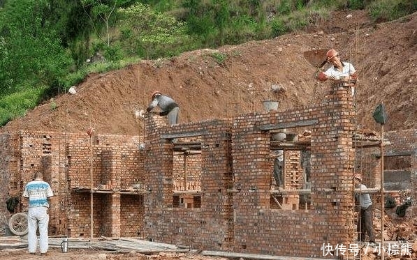 为何农民宁愿被罚款也要用红砖? 专家不解, 老农掏心窝子说了3点