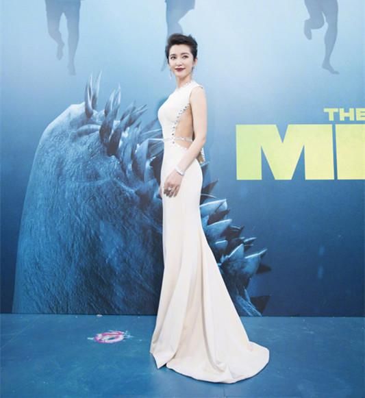 美丽的代价!李冰冰惊艳四方的造型下是驴蹄鞋+棉袜,还有腿毛!