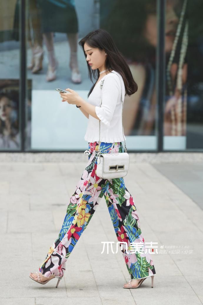 街拍:卓尔不群的姑娘，美的轻松不费力,高挑的身材让人羡慕