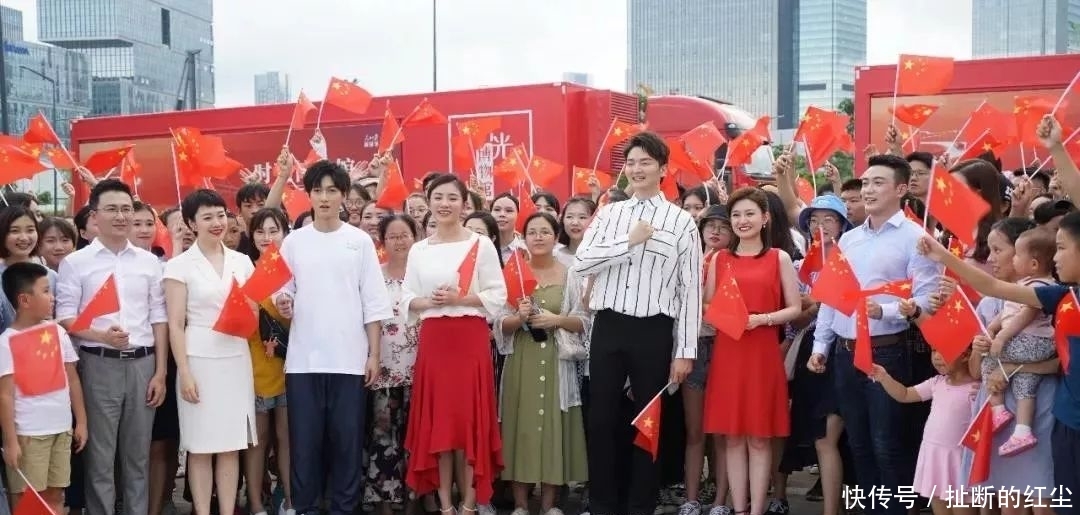 深圳湾上空：我爱香港！网友：热泪盈眶！