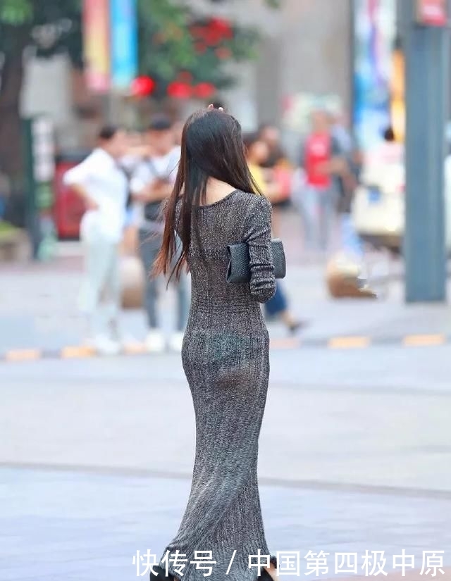  [让她]吊带紧身裙搭配高跟鞋，展示出十足的女人味