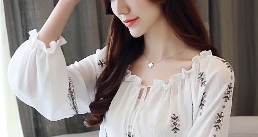 国庆游玩，女人别再裙子配高跟鞋，瞧这样的套装，一款比一款美嫩