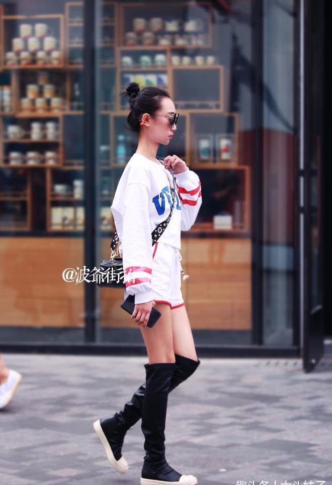 路人街拍：穿蓝裙子肉色丝袜小姐姐，面带微笑驻足而立